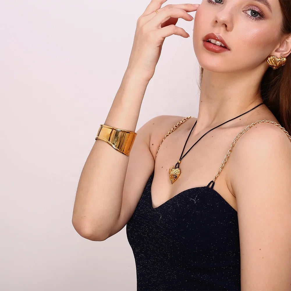 Amelia Thin Wavy Bangle